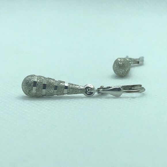 💛 10k White Gold Textured Tear Drop Earrings - Picture 3 of 4